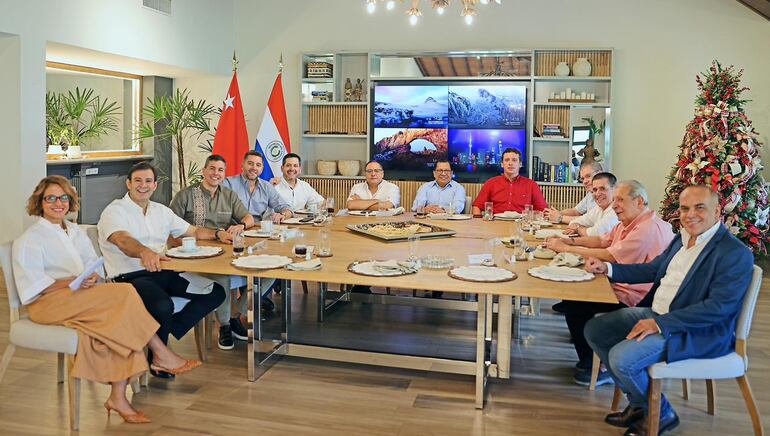 El presidente Santiago Peña, el senador colorado Basilio "Bachi" Núñez (de traje azul) y parte del Ejecutivo y legisladores del movimiento Honor Colorado en Mburuvicha Róga.