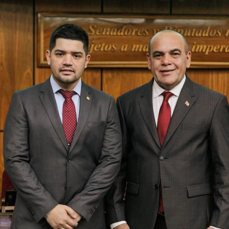 José Luis Rodríguez Robertti, presidente de la Juventud de la ANR y miembro titular de la Junta de Gobierno junto con el presidente del Senado, Basilio "Bachi" Núñez, quien le designó como director de Asuntos Políticos del Senado.