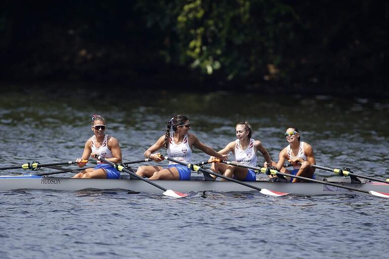 Las paraguayas Alejandra Alonso (27 años), Nicole Martínez (20), Adriana Sanabria (21) y Rocío Bordón (22) celebran al final de la regata el oro en la modalidad 4XW.