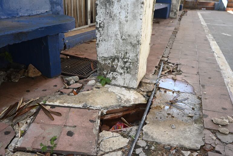 El caño y los pisos rotos adornan el patio del colegio ubicado en el barrio Ricardo Brugada.