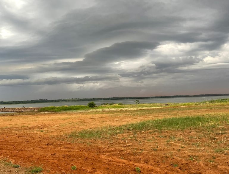 Un temporal ingresó desde la zona este (territorio brasileño) y se extendió hacia el interior del departamento de Canindeyú.