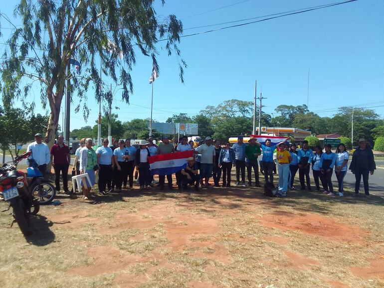 
Ciudadanos autoconvocados de Guayaybí se reunieron en la rotonda de la Calle 6 Mil, ubicada en el límite con el municipio de Santaní donde expresaron la necesidad de mejorar la ruta PY08