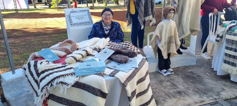 Doña Fermina Fernández Vda de Correa, artesana de San Miguel exponiendo sus trabajos.