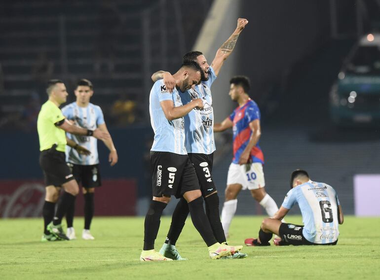 Los jugadores de Guaireña festejan en La Nueva Olla después de finalizar el partido contra Cerro Porteño por la primera fecha del torneo Clausura 2023 del fútbol paraguayo.