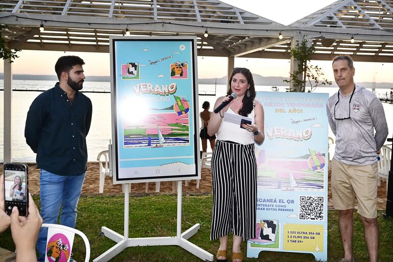 Eugenio Mendonca, Marta Vera y Javier Barriocanal durante el lanzamiento de Samsung, en el Club Náutico San Bernardino.