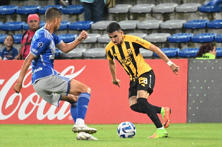 El paraguayo Romeo Benítez (d), futbolista de Guaraní, domina el balón ante la marca de José Cevallos de Emelec por la fase de grupos de la Copa Sudamericana en el estadio George Capwell, en Guayaquil, Ecuador.