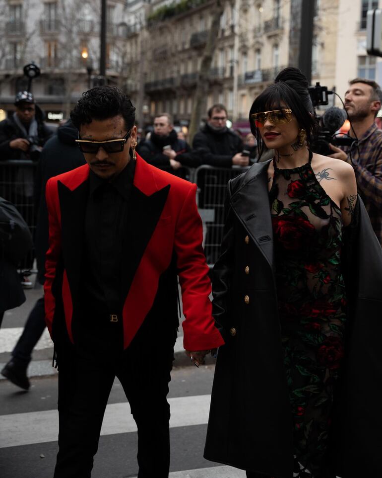 Nodal y Cazzu llegando de la manito al desfile de Balmain en la Semana de la Moda de París. (Instagram/Cazzu)