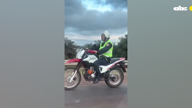 Policía se hace viral al utilizar el casco de manera poco convencional.