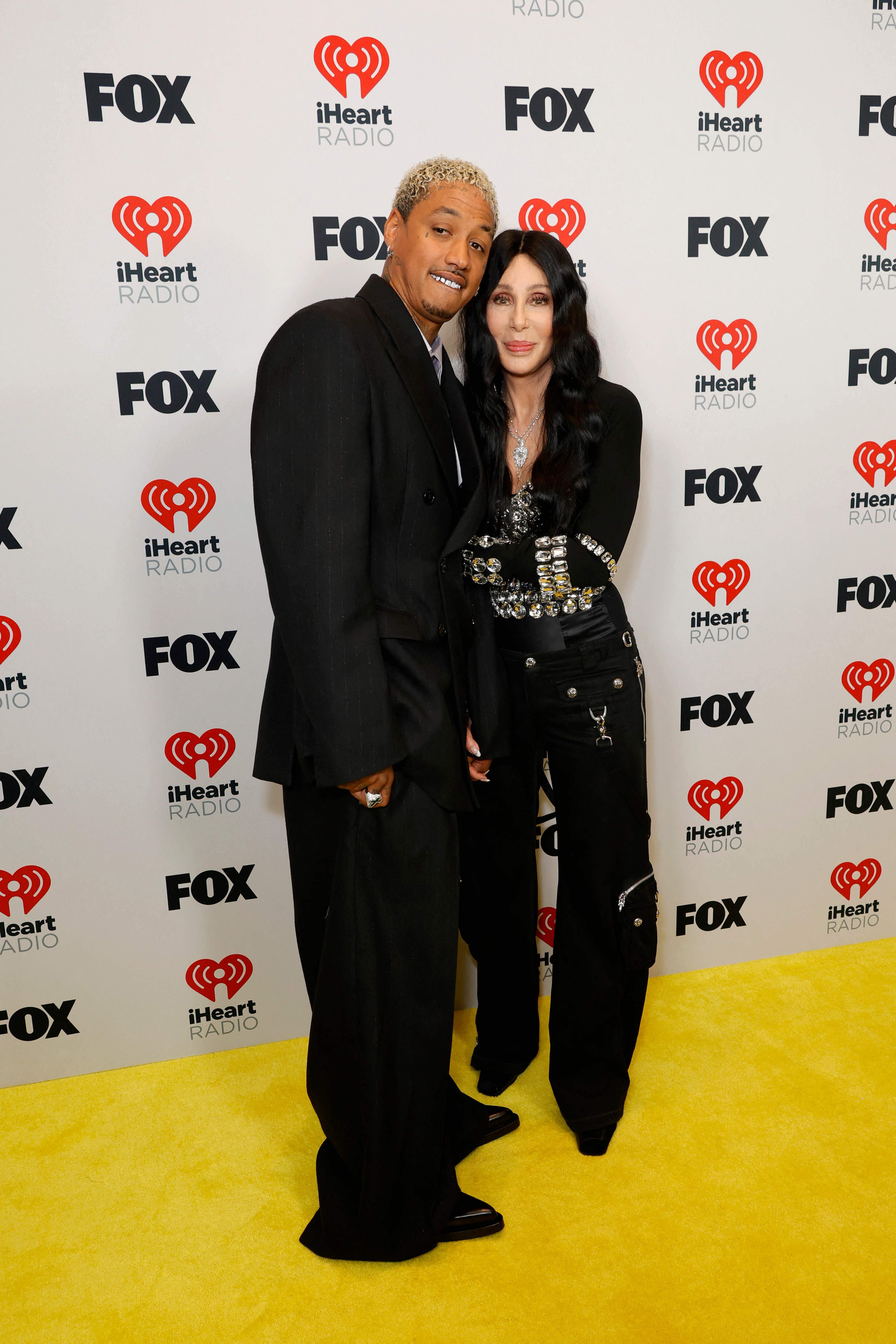 Alexander "AE" Edwards y Cher, ganadora del Icon Award, posan en la alfombra amarilla del Dolby Theatre. (Frazer Harrison/Getty Images/AFP)