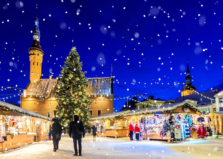 Navidad en Tallin, mercadilloo navideño en la plaza del ayuntamiento.