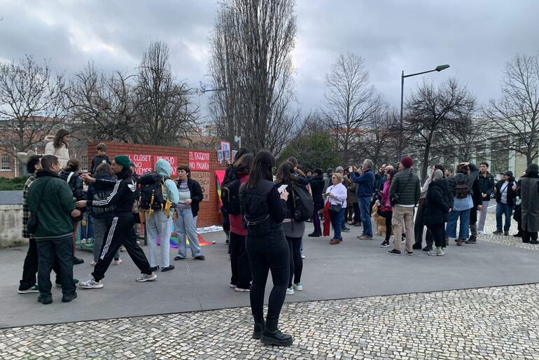 Decenas de personas protestaron en Lisboa a favor de los derechos de la comunidad LGTBI en Argentina y en contra de las recientes declaraciones del presidente del país, Javier Milei, contra este colectivo.