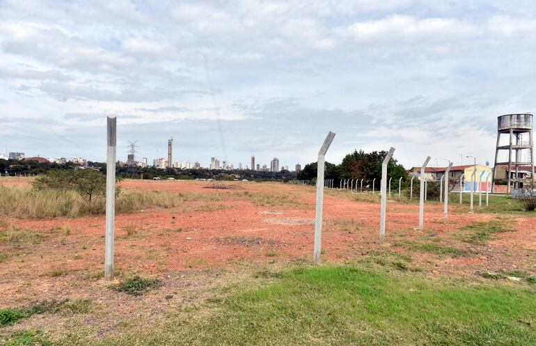 Varios terrenos municipales existen en la Costanera de Asunción que están en la “mira”.