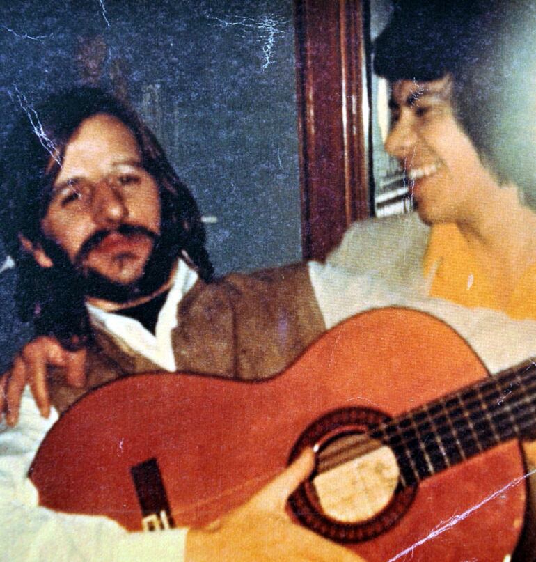 Ringo Starr y el guitarrista Ángel “Pato” García en una fiesta en los años setenta.