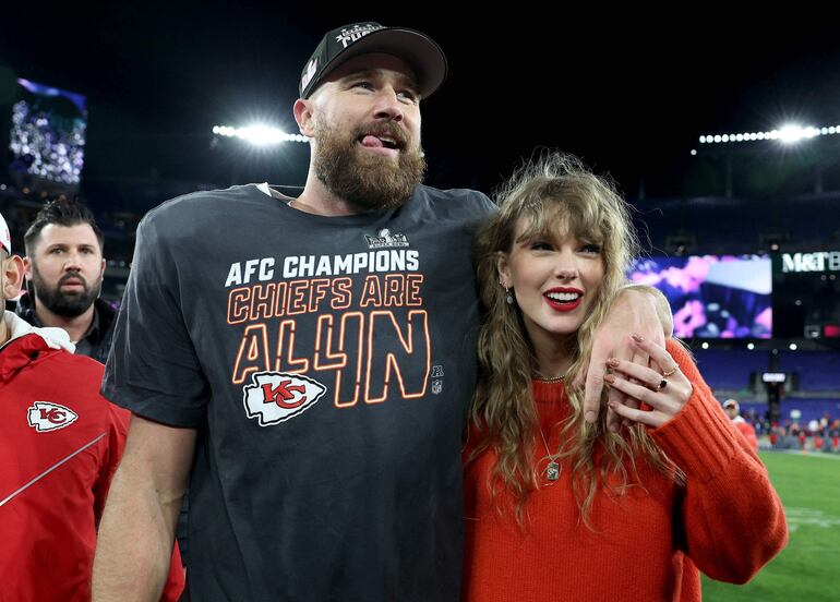 Travis Kelce #87 de los Kansas City Chiefs celebra con Taylor Swift después de la victoria ante Baltimore Ravens, en Baltimore, Maryland.