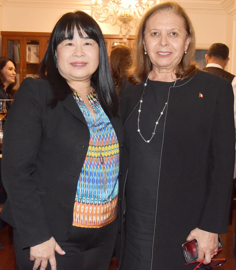 Sakura Kojima y Embajadora del Peru en Paraguay, Maria Antonia Masana.