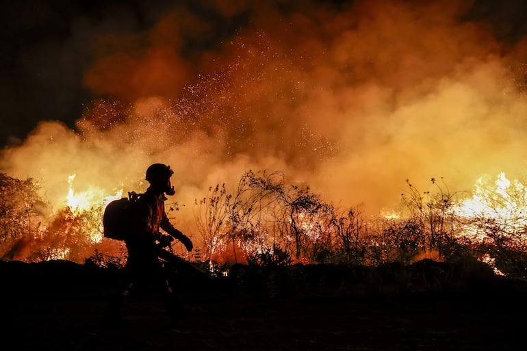 Un bombero trabaja en la extinción de un incendio en la ciudad de Corumbá (Brasil). Los bomberos que actúan contra los incendios en el Pantanal, un vasto humedal compartido por Brasil, Bolivia y Paraguay, consideraron que las llamas han comenzado a retroceder, pero admitirán que todavía no pueden controlarlas por completo.