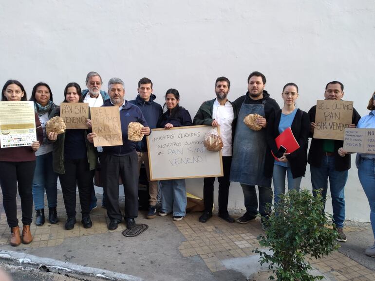 Trabajadores de la cocina preguntan al Ministerio de Agricultura si los panes que se venden hoy son los últimos "sin veneno". Piden el análisis de la aprobación del "trigo transgénico HB4", que podría ser dañino para la salud, afirman.