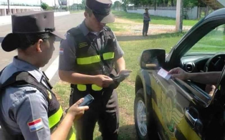 Los agentes de la Patrulla Caminera en un control en la vía pública.