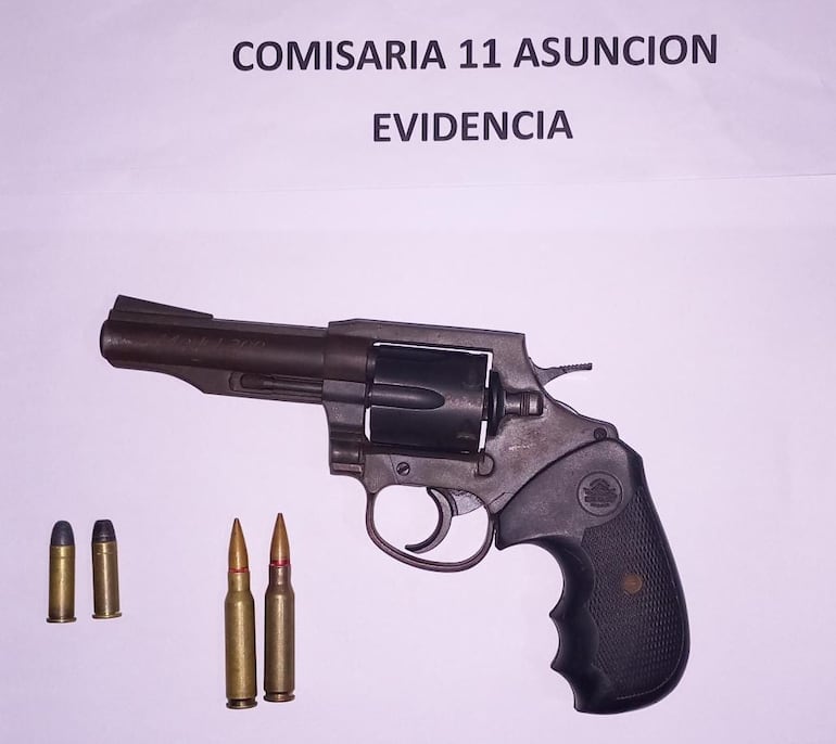 El arma de fuego incautada en poder de los barrabravas de Olimpia detenidos.