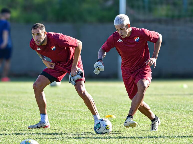 Jhosías Campss Núñez (16 años) y Juan Cruz Monteagudo (29), durante el entrenamiento de Nacional.