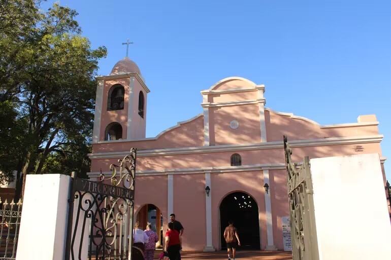 El Templo es la réplica de la antigua iglesia, el Tupao Tuja. El peregrino que llega a Caacupé junto a la Madre también hace su visita al pozo de la Virgen o Tupãsy Ykuá para completar su promesa.