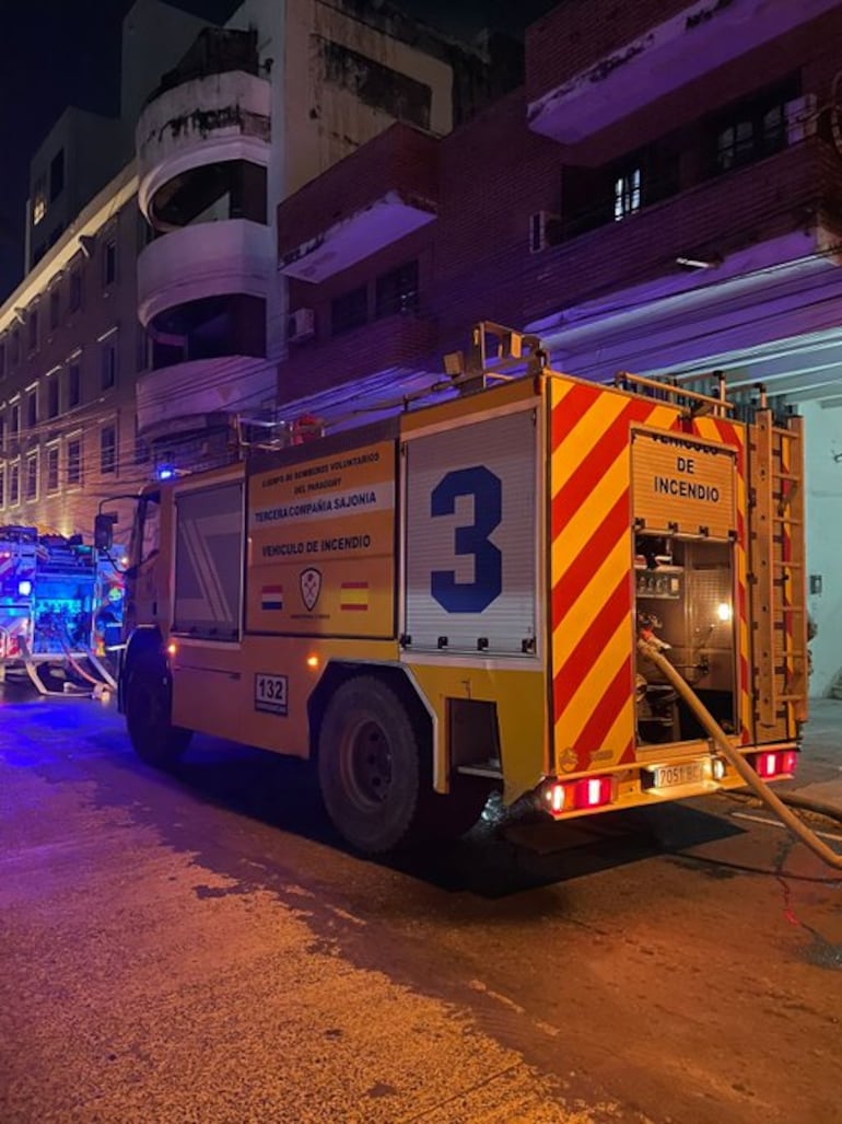 Video: incendio consumió parte de un edificio en el microcentro de Asunción