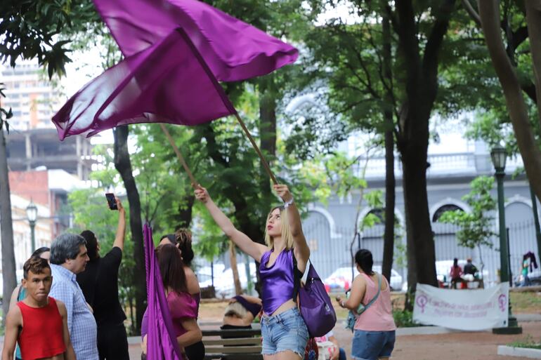 MARTA ESCURRA 25-11-2023 Marcha 25N contra la violencia hacia la mujer desde la plaza uruguaya hasta la plaza de la democracia organizada por la Articulacion Feminista 25 de noviembre Dia Internacional por la Erradicacion de la Violencia contra las mujeres