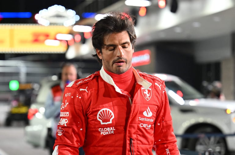 El español Carlos Sainz, piloto de Ferrari, se lamenta el percance con una tapa de alcantarilla en el circuito callejero de Las Vegas durante el primer ensayo libre del Gran Premio de Las Vegas de la Fórmula 1, en Estados Unidos. 