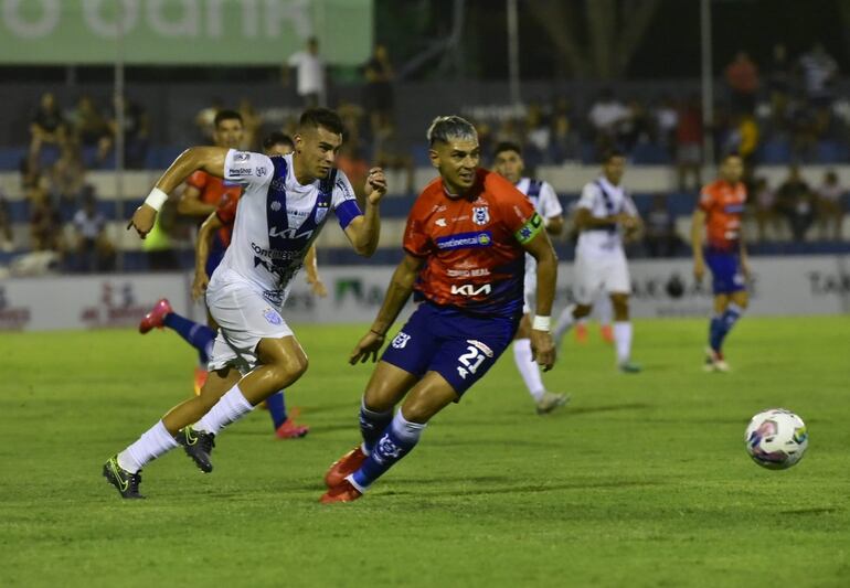 Cristhian Ocampos trata de escapar de la marca de Pedro Sosa, defensor del 2 de Mayo