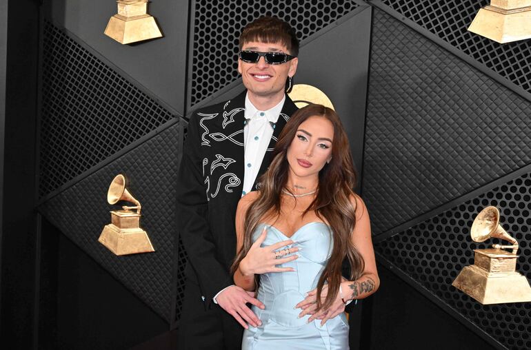 ¡Linda parejita mexicano-argentina! Peso Pluma y Nicki Nicole en los Premios Grammy. (Robyn BECK / AFP)