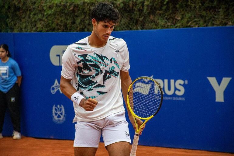 El paraguayo Adolfo Daniel Vallejo Álvarez (28/4/2004) avanza firme en el ATP Challenger 50 de Buenos Aires, Argentina.