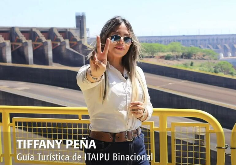 Tiffany Peña en un video oficial de la Itaipú Binacional, presentada como Guía Turística de Itaipú.