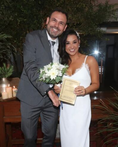 ¡Los felices recién casados! Julio González Ferreira y María Laura Galeano.