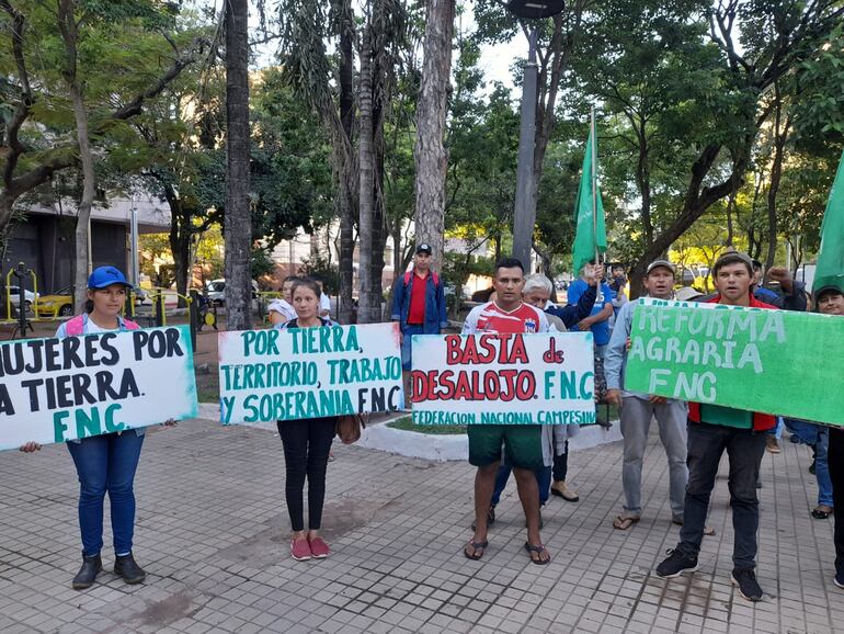 Miembros de la Federación Nacional Campesina (FNC) se movilizan en el microcentro de Asunción.