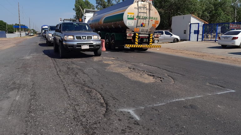 Enormes y peligrosos baches cubren la ruta PY01 en toda su extensión.