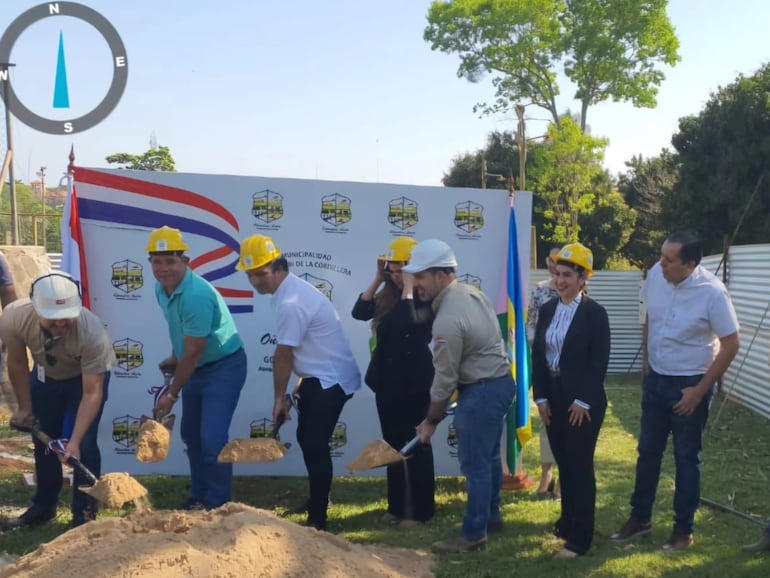 Acto en el que la ANDE Inició la construcción de graderías de una cancha de fútbol de salón en Itacurubí de la Cordillera.