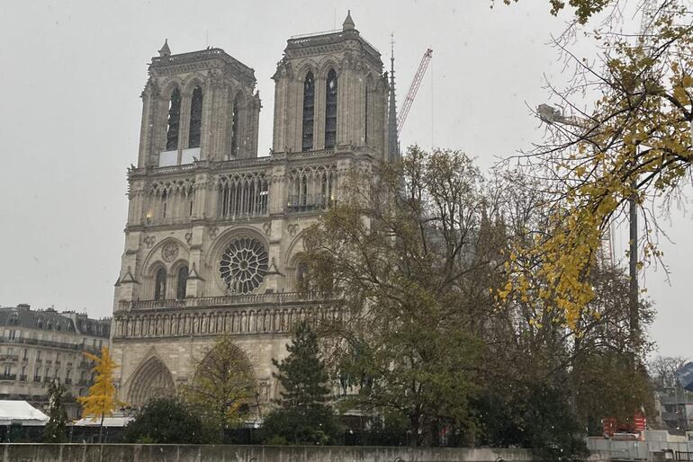 La unión nacional en torno a la reconstrucción de Notre Dame ha tenido sus fisuras. ¿La culpa? La sustitución de varias vidrieras del siglo XIX, un plan apoyado por el presidente Emmanuel Macron pero rechazado pública y jurídicamente por especialistas en arte y patrimonio.