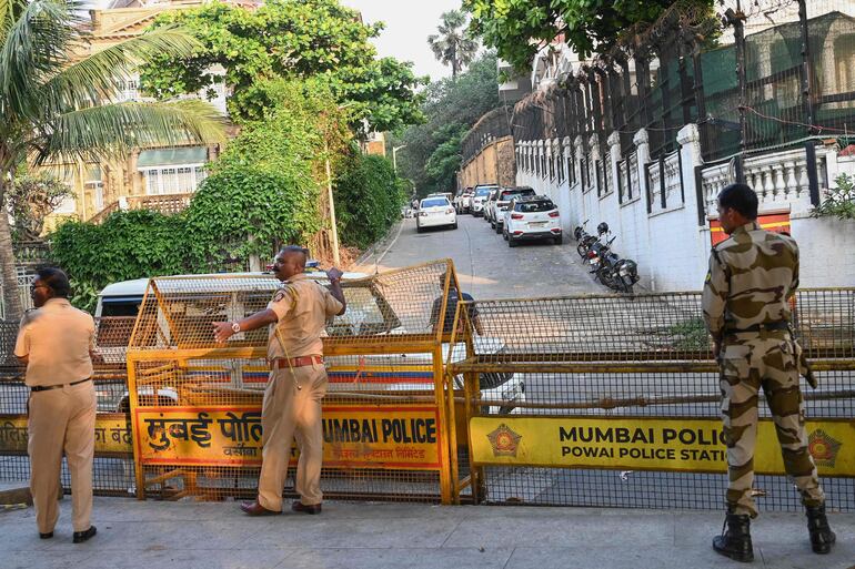 Guardia montada en los alrededores de Mannat, la casa del actor de Bollywood  Shah Rukh Khan, en la fiesta por su cumpleaños número 59. 