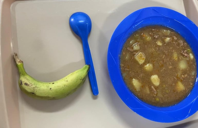 Estofado sin mucha carne con una banana inmadura y sin ensalada porque ya se había termino en ese horario.