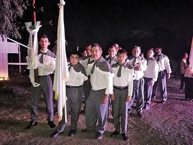 Los estacioneros son una tradición que este año no pudieron hacer escuchar su canto. En la página opuesta, la celebración del Viernes Santo en Ñemby siempre atraía a una multitud.