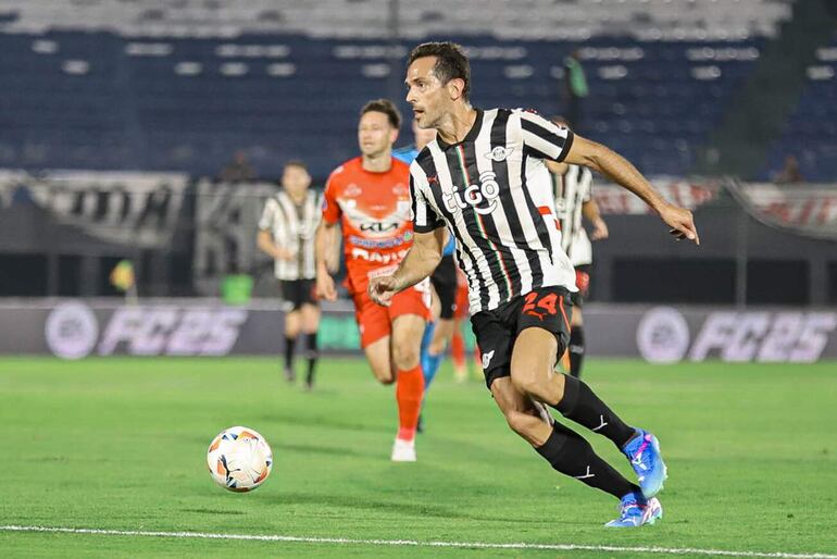 Roque Santa Cruz, futbolista de Libertad, domina el balón en un partido frente a Sportivo Ameliano por los octavos de final de la Copa Sudamericana 2024 en el estadio Defensores del Chaco, en Asunción.
