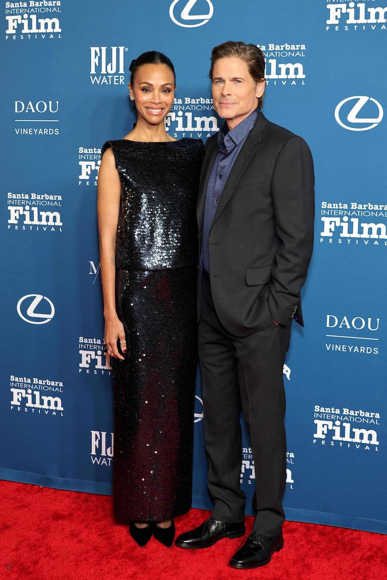 Zoe Saldana y Rob Lowe posando en la alfombra roja del Teatro Arlington, en Santa Barbara, California. (Mónica Schipper/Getty Images/AFP)

