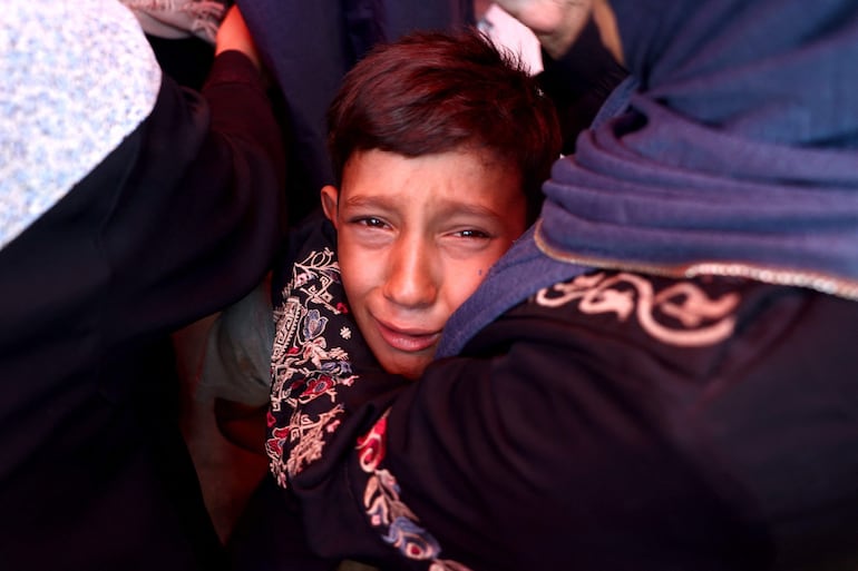 Un niño palestino llora después de un ataque israelí que destruyó la escuela Rafida, que albergaba a personas desplazadas en Deir al-Balah, Franja de Gaza, 10 de octubre de 2024 (AFP).