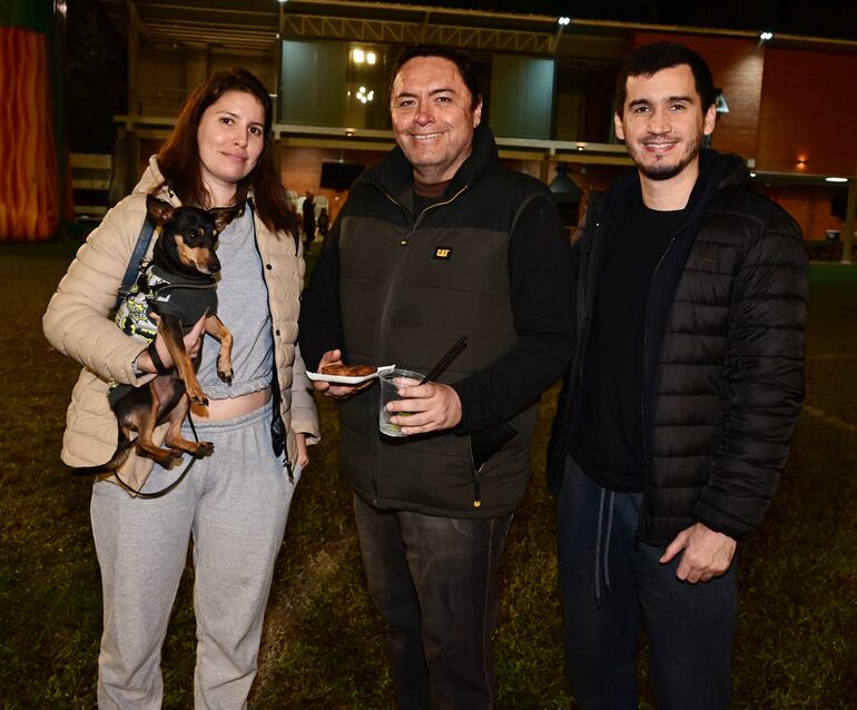 Carla Núñez, Ciro la mascota, Carlos Núñez y Juan José Vargas.