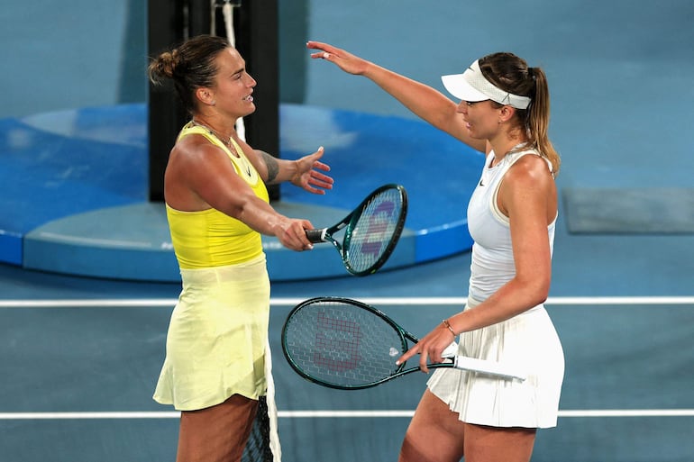 El abrazo entre Aryna Sabalenka (i) y su amiga Paula Badosa, luego del triunfo de la primera en la semifinal de este jueves.