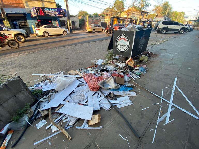 Acumulación de basura en la vereda.