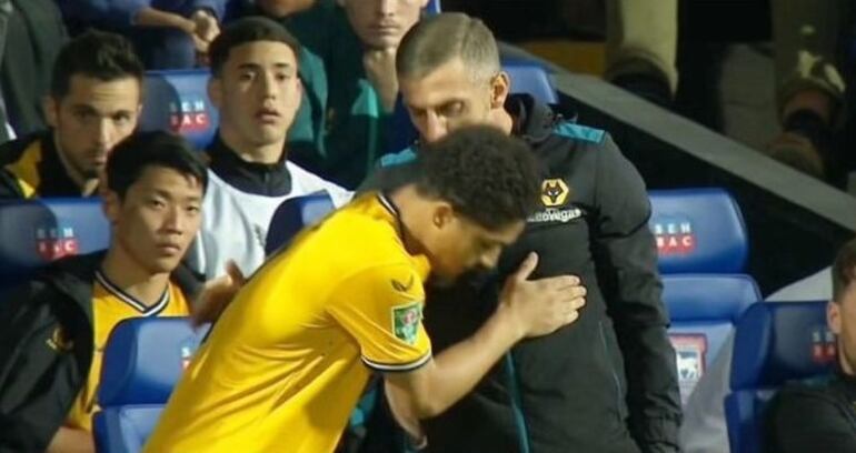 Enso González, observando a su entrenador, Gary O'neil, y su compañero, João Victor Gomes, en el último cambio del partido.