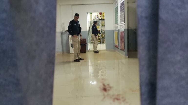 En el piso del local quedaron los rastros de sangre de la violenta agresión que sufrió el guardia de seguridad.