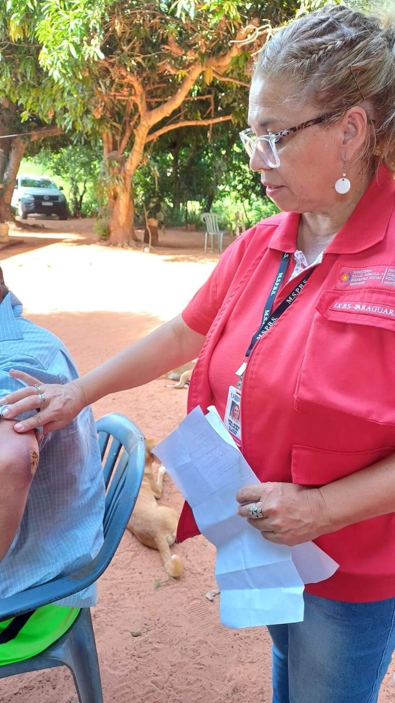 La médica, Auria Celeste Villalba, inspecciona a un paciente que padece de leishmaniasis cutánea.