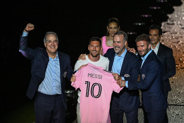 Messi, rodeado por los dueños del Inter Miami, David Beckham (d) y los hermanos José y  Jorge Mas.